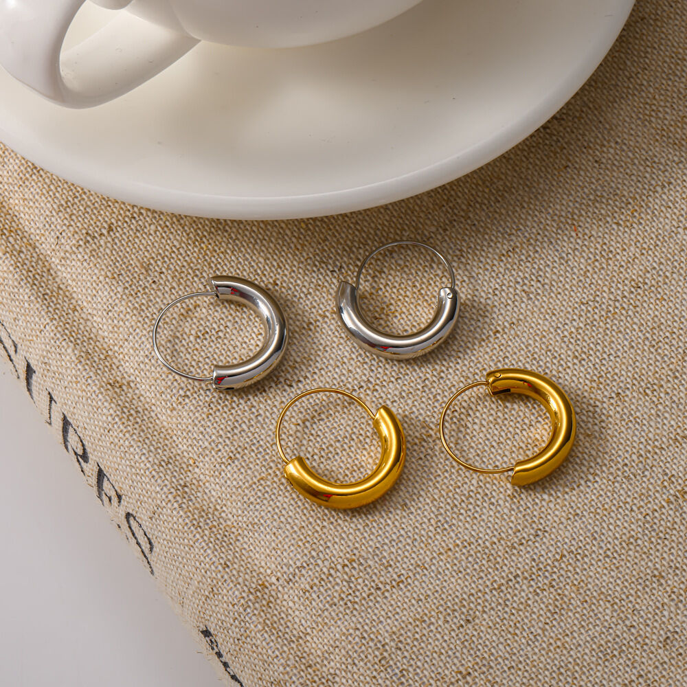 Boucles d'oreilles créoles simples en acier inoxydable étanche couleur or pour femmes Image2