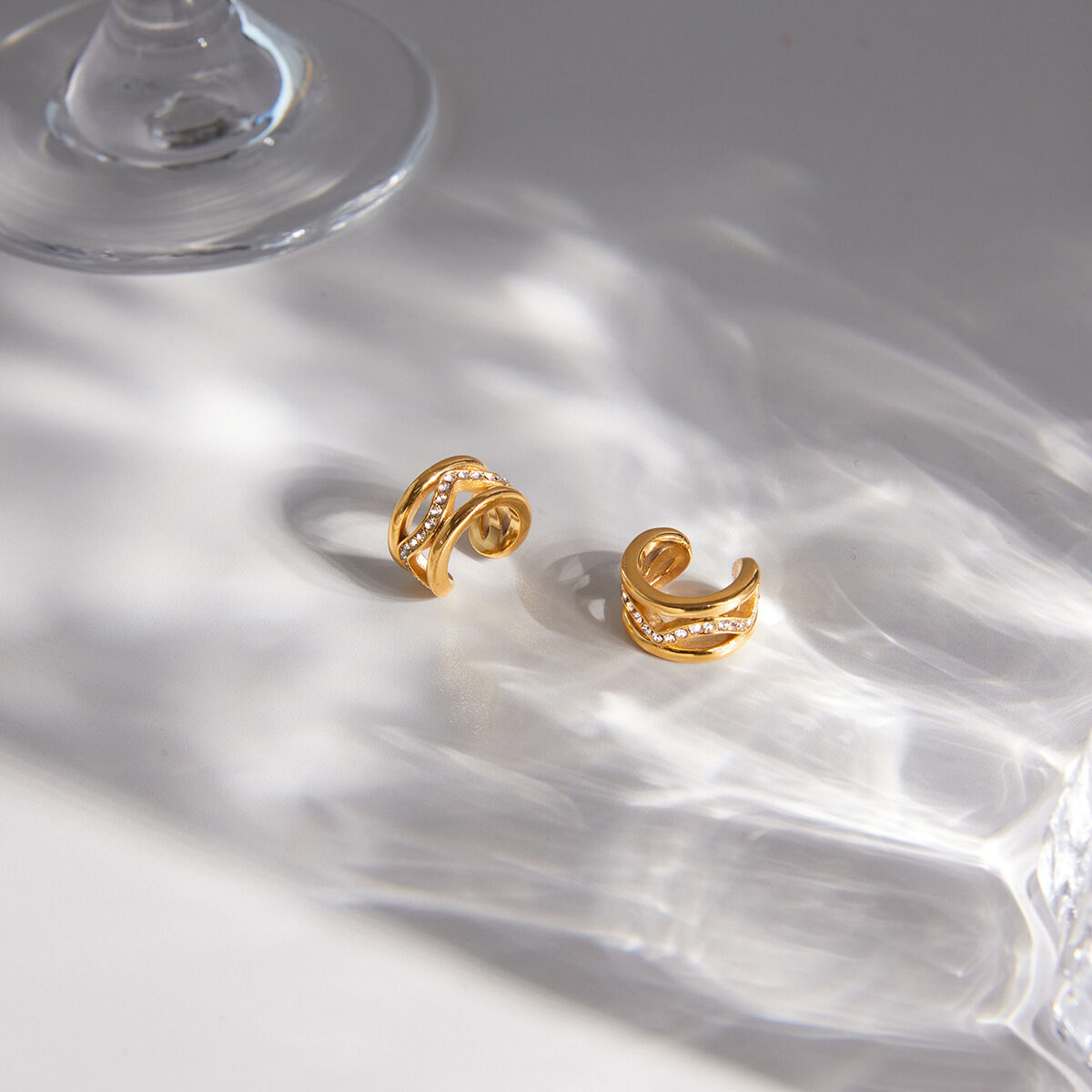 Orecchini a cerchio semplici da donna in acciaio inossidabile, impermeabili, color oro, con zirconi. 2