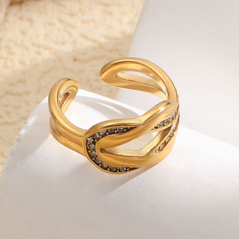 Anelli semplici e casual in acciaio inossidabile color oro con zirconi, impermeabili.