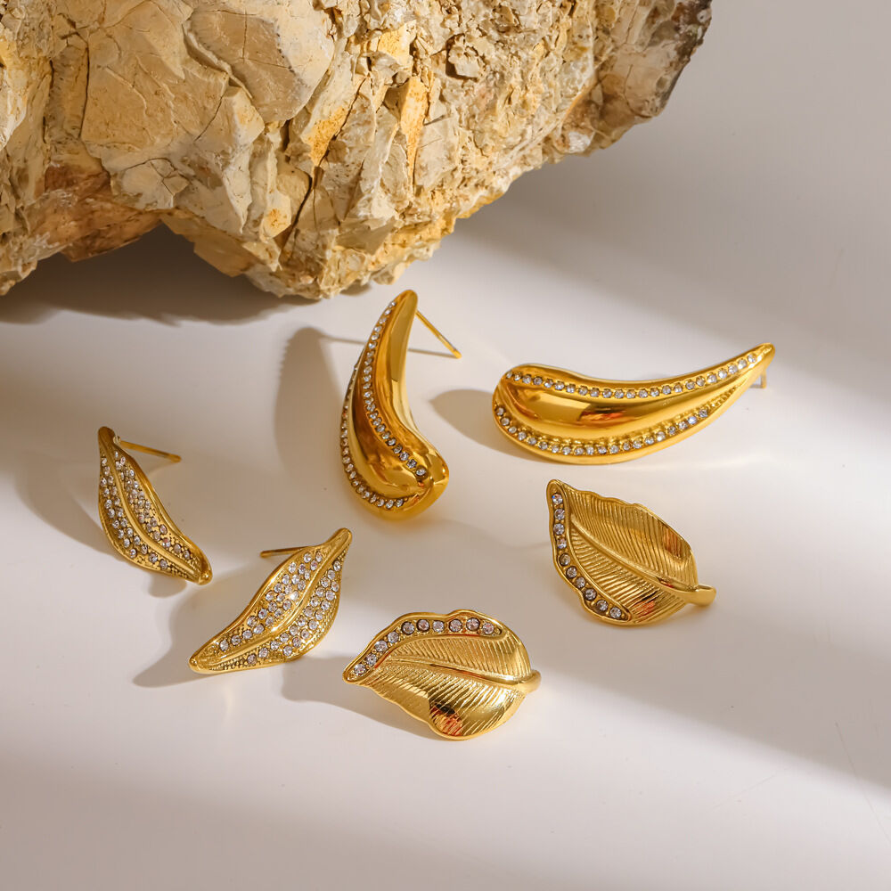 Pendientes de botón para mujer de acero inoxidable con forma de gota y hoja, resistentes al agua y con diamantes de imitación color dorado. 2