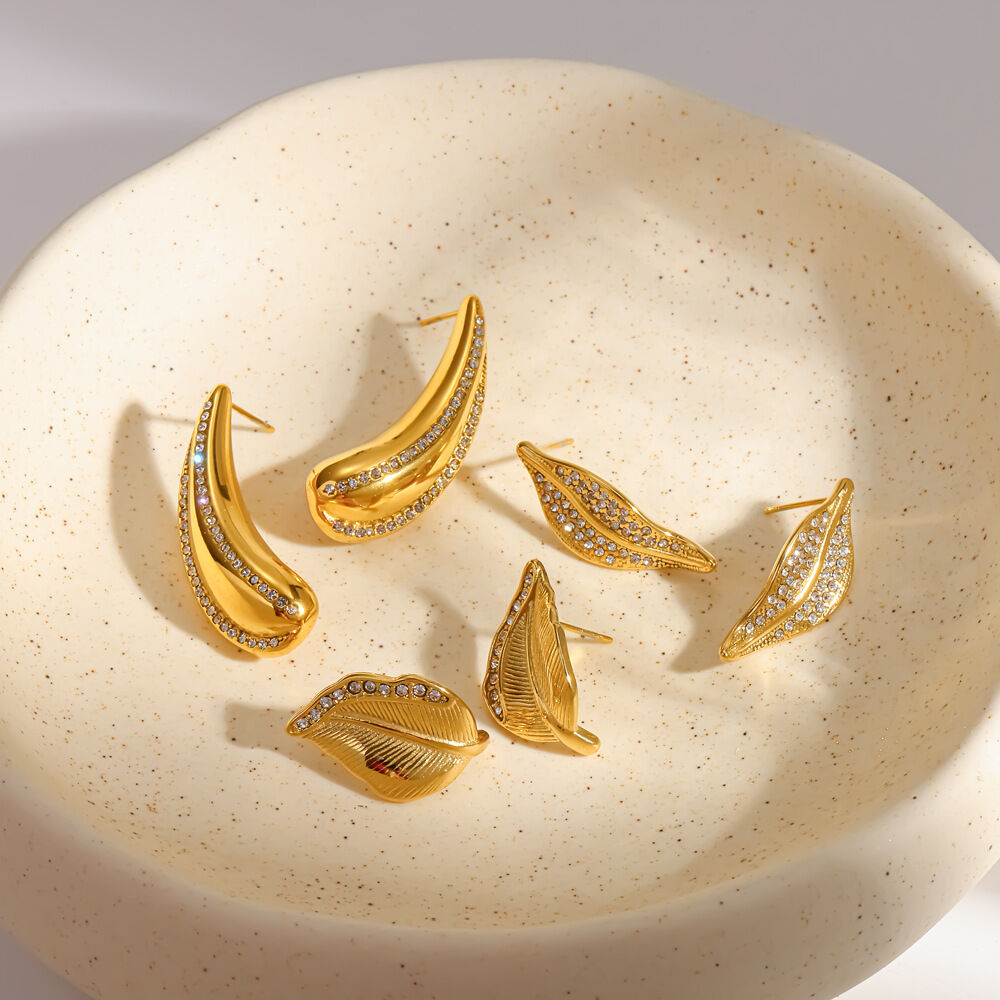 Pendientes de botón para mujer de acero inoxidable con forma de gota y hoja, resistentes al agua y con diamantes de imitación color dorado.