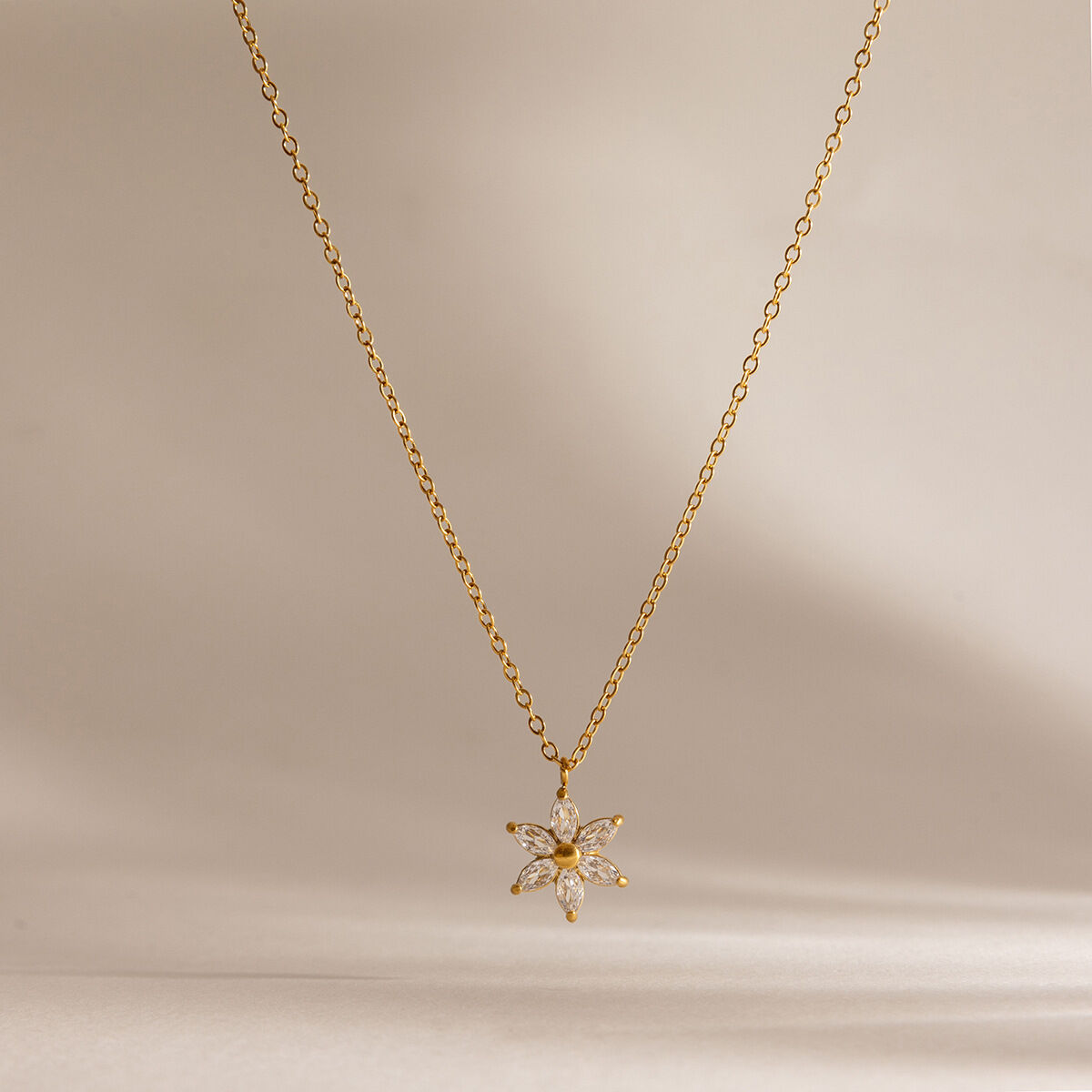 Schlichte, elegante Damen-Halskette mit Blumenanhänger aus Edelstahl, wasserdicht, goldfarben, mit Zirkonia h5 Bild4