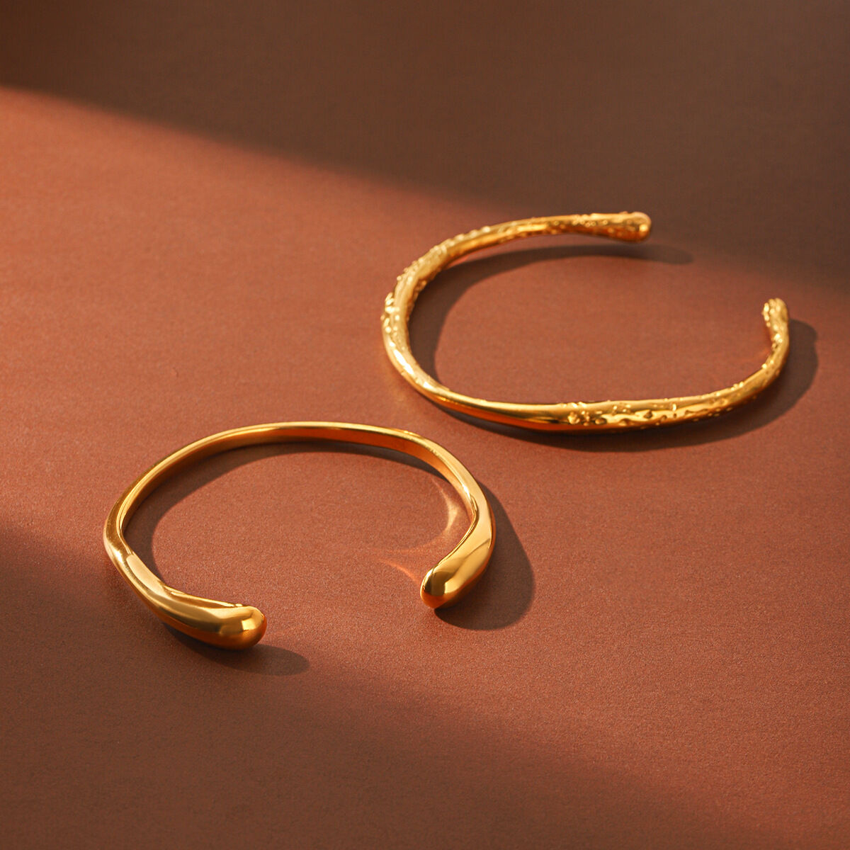 Wasserdichtes Armreifarmband aus Edelstahl in Goldfarbe für Damen h5 Bild3