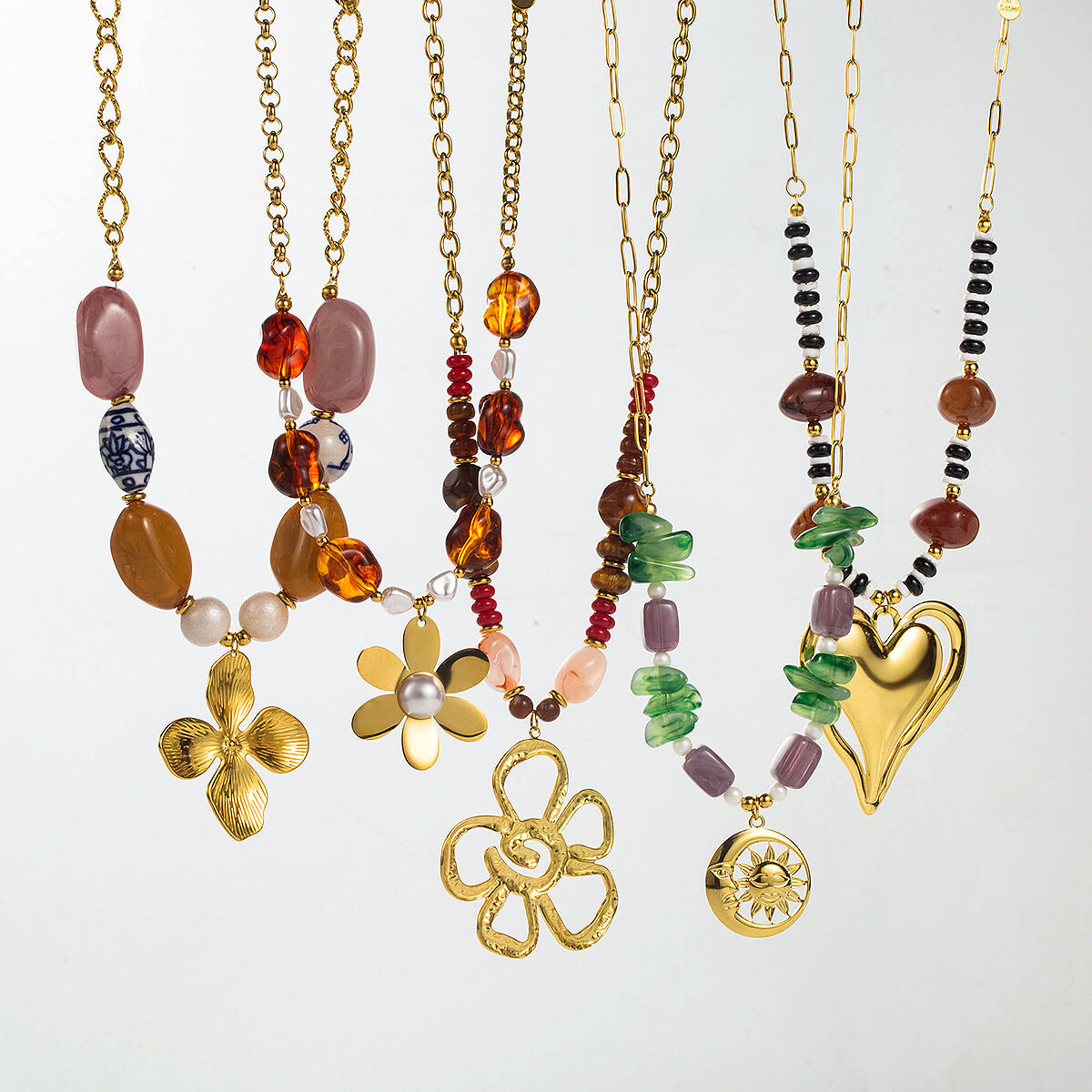 Collana da donna in acrilico color oro, impermeabile, con perline a forma di cuore, fiore e sole in stile retrò, realizzata in acciaio inossidabile.