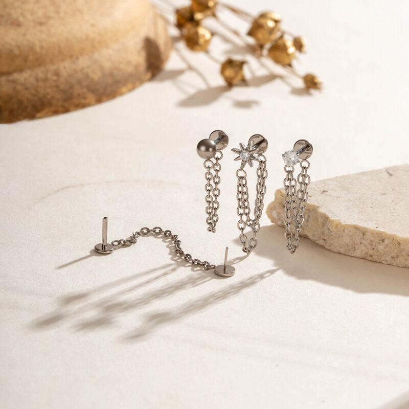 Einfache Ohrstecker für Damen in Schmetterlingsform aus Titanlegierung in Goldfarbe mit Zirkonia, gefertigt aus Titanlegierung und Zirkonia. Bild3