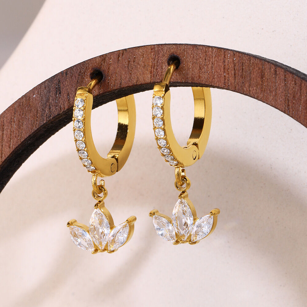 Blumenförmige, wasserdichte Ohrhänger aus Edelstahl in Goldfarbe mit Zirkonia für Damen 2