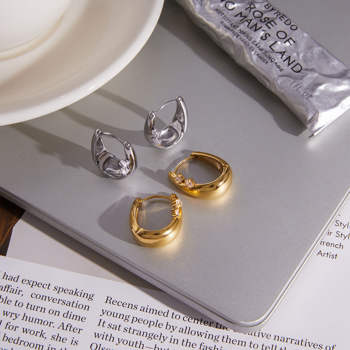 Schlichte, ellipsenförmige, wasserdichte Damen-Creolen aus Edelstahl in Goldfarbe mit Zirkonia h5 Bild3