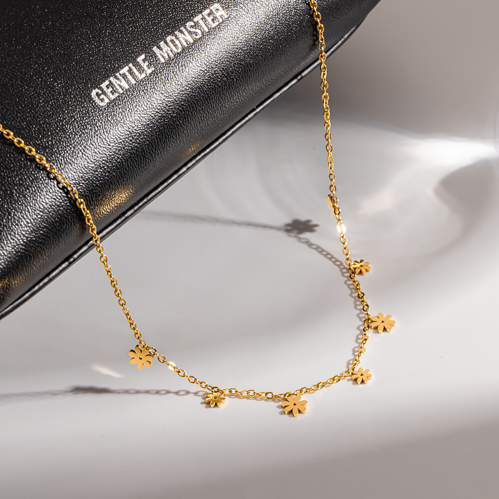 Colliers pendentifs pour femmes Simple Series Daily Flower en acier inoxydable étanche couleur or
