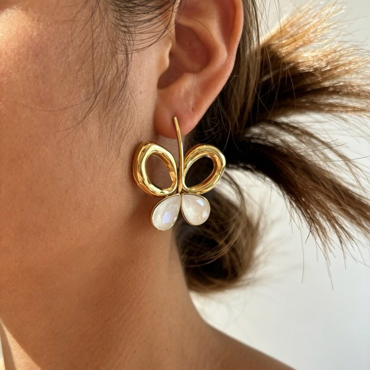 Orecchini a perno da donna Sweet Butterfly in acciaio inossidabile, impermeabili, color oro, con cristalli.
