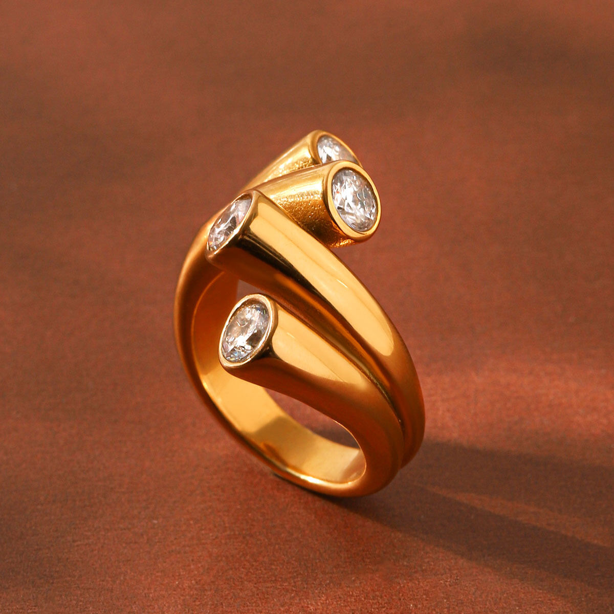 Unregelmäßig geformte, wasserdichte Damenringe aus Edelstahl in Goldfarbe mit Zirkonia Bild3