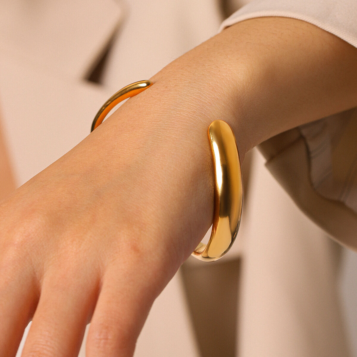 Armreifen für Damen, einfarbig, mit Linienmuster, aus wasserdichtem Edelstahl, goldfarben Bild5