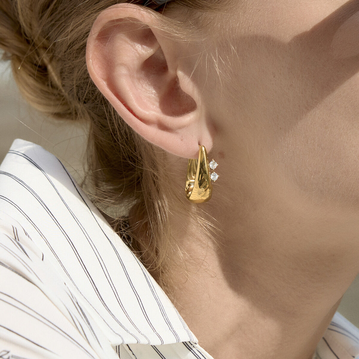 Schlichte, ellipsenförmige, wasserdichte Damen-Creolen aus Edelstahl in Goldfarbe mit Zirkonia h5 Bild5