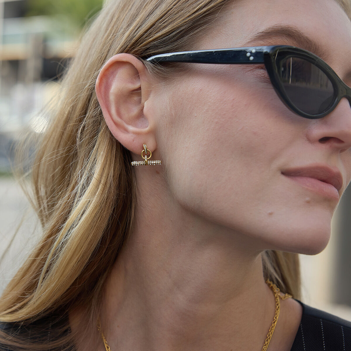Boucles d'oreilles pendantes pour femmes, en acier inoxydable étanche, couleur or, en forme de T, ornées de strass. Image3