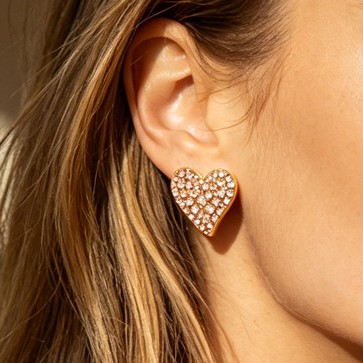 Pendientes de mujer de lujo con forma de corazón, de acero inoxidable, impermeables y con diamantes de imitación color dorado.