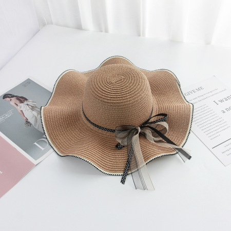 Cappello da donna in rafia con fiocco, pois e motivo a fiocco, della serie Simple, ideale per le vacanze.
