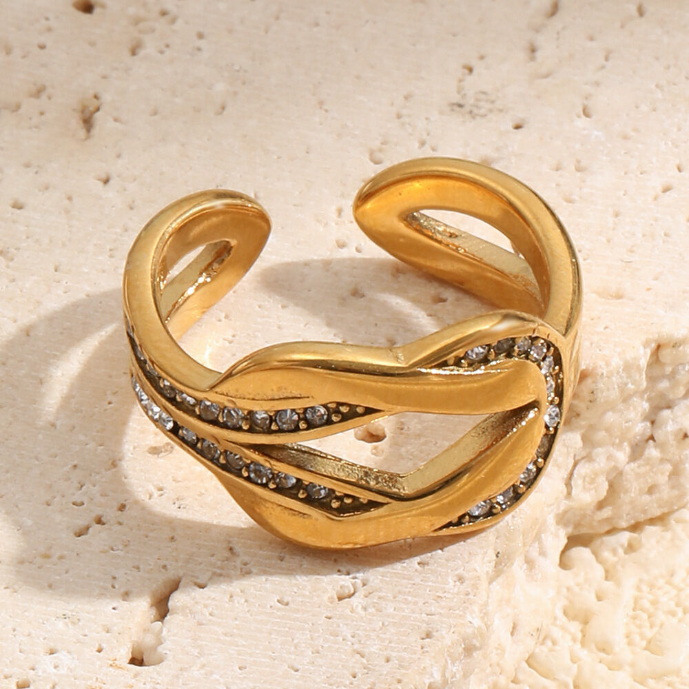 Anelli semplici e casual in acciaio inossidabile color oro con zirconi, impermeabili. 2