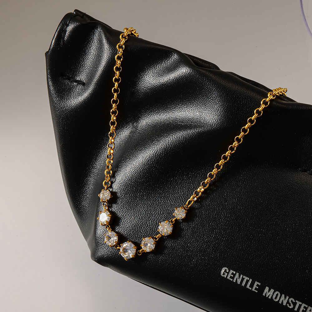 Luxuriöse, elegante, geometrische Halskette aus wasserdichtem Edelstahl in Goldfarbe mit Zirkonia-Besatz für Damen h5Bild3