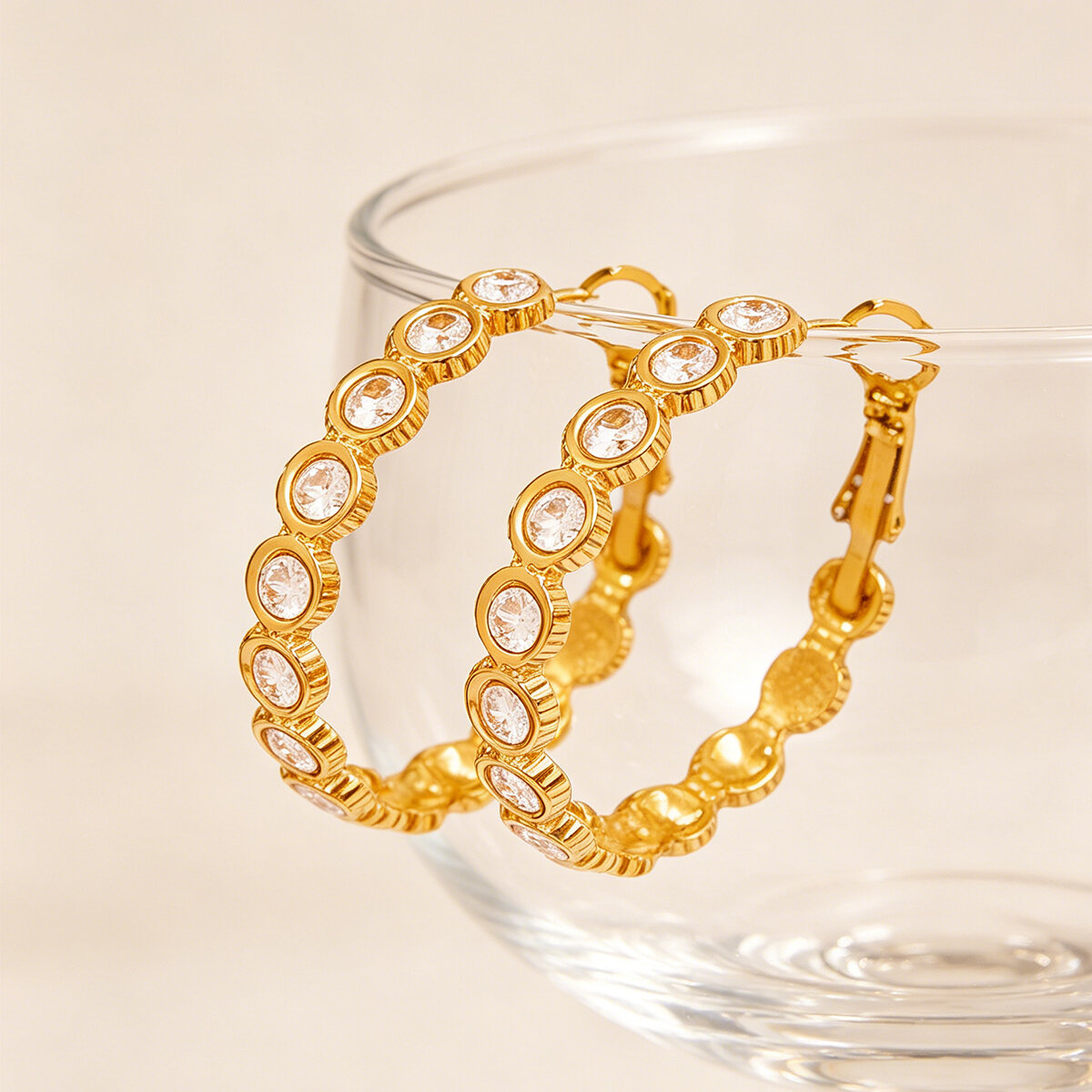 Orecchini a cerchio da donna retrò, forma irregolare, in acciaio inossidabile, impermeabili, color oro. Immagine2
