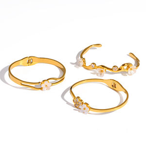 Bracciale da donna in acciaio inossidabile color oro, impermeabile, con strass e perle artificiali, a forma di fiore naturale. h5 Immagine5