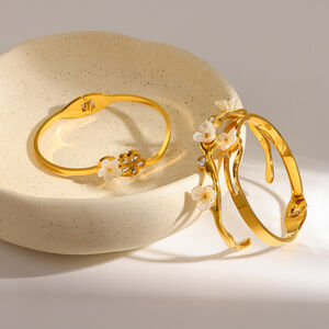 Bracciale da donna in acciaio inossidabile color oro, impermeabile, con strass e perle artificiali, a forma di fiore naturale. h5 Immagine4