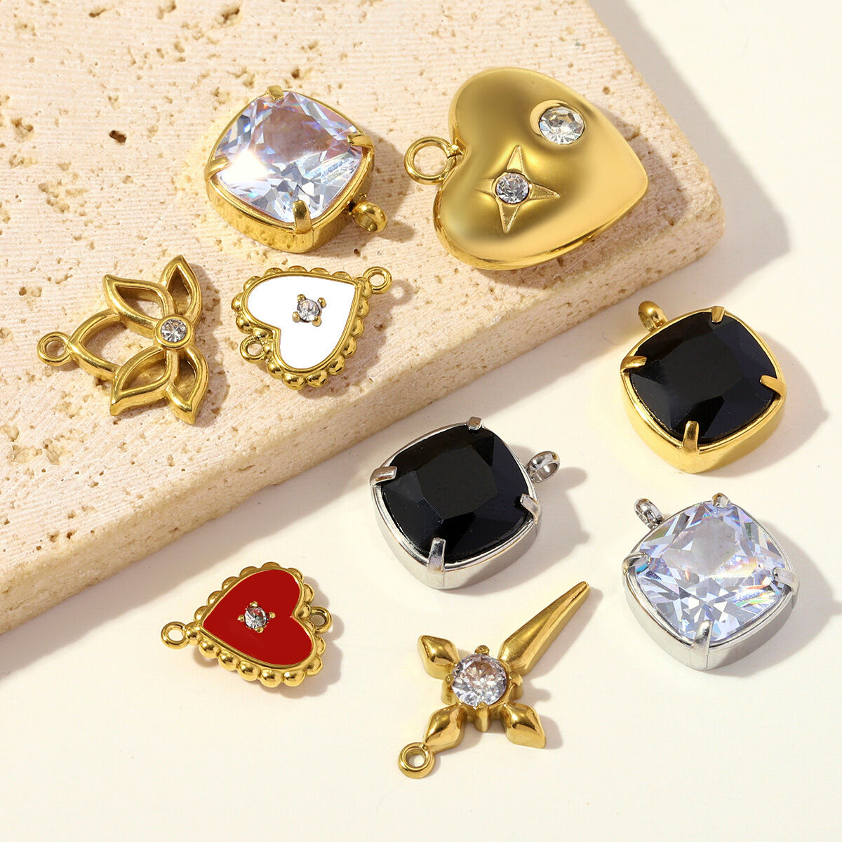Retro-Herzanhänger aus Edelstahl in geometrischer Form, wasserdicht, goldfarben, mit Strass und Zirkonia Bild3