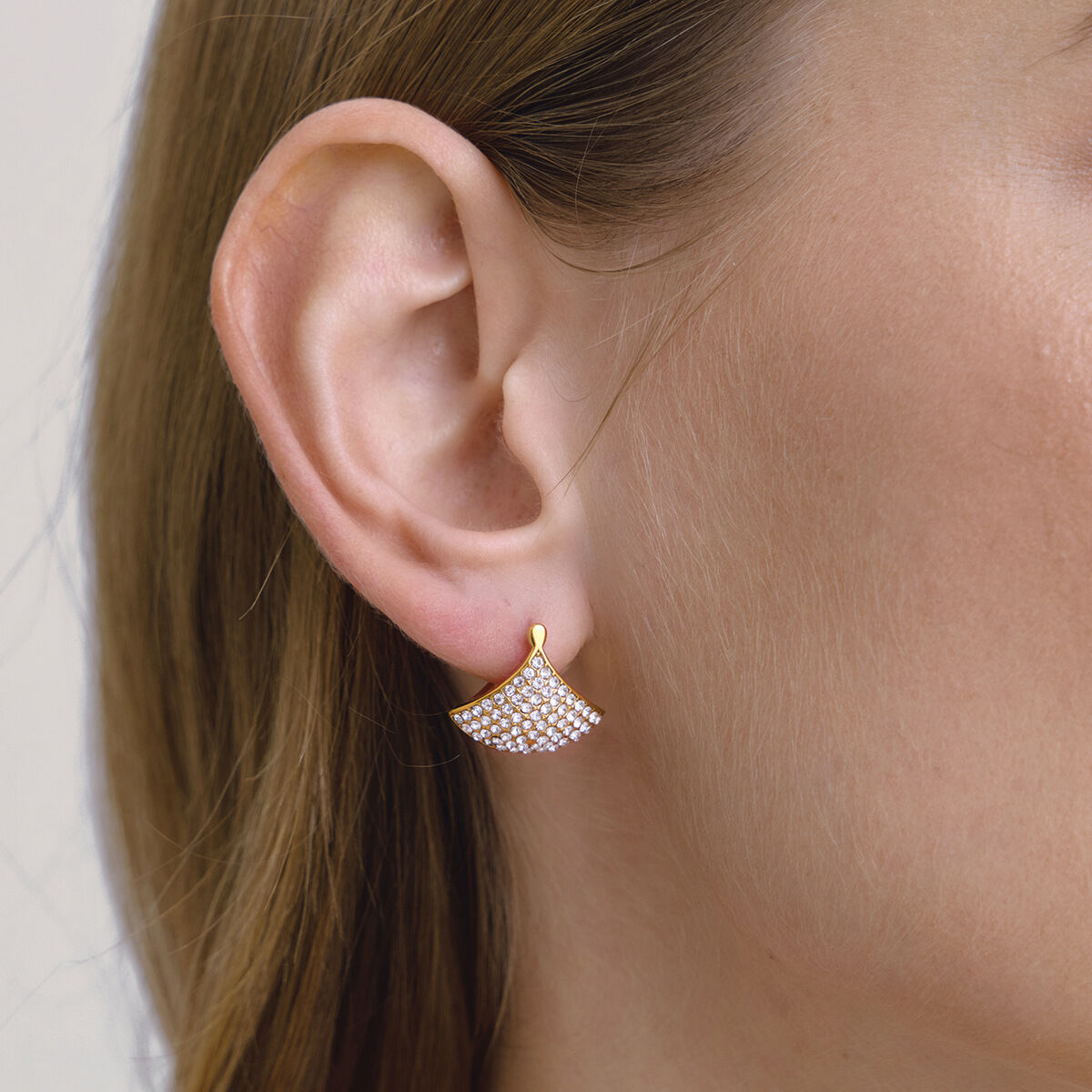 Pendientes de aro sencillos de acero inoxidable, impermeables, color dorado y con pedrería para mujer.
