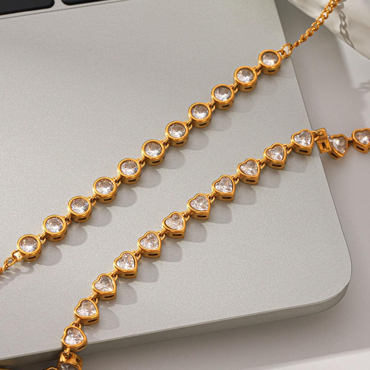 Luxuriöses, wasserdichtes Damenarmband mit Herzanhänger aus Edelstahl in Goldfarbe und Zirkonia h5 Bild5