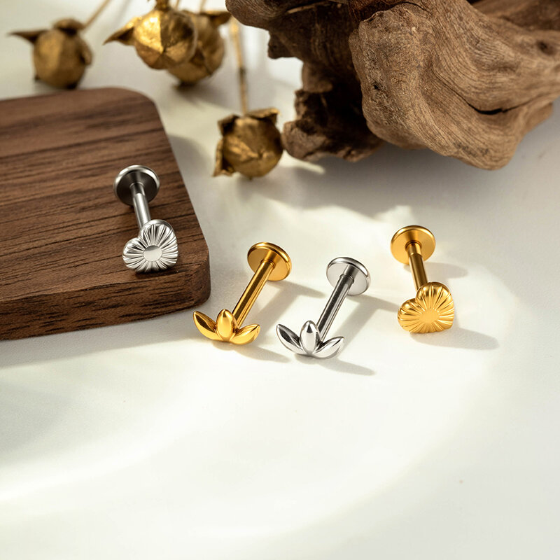 Einfache, herzförmige Ohrstecker aus Edelstahl, wasserdicht, goldfarben, für Damen. Bild4