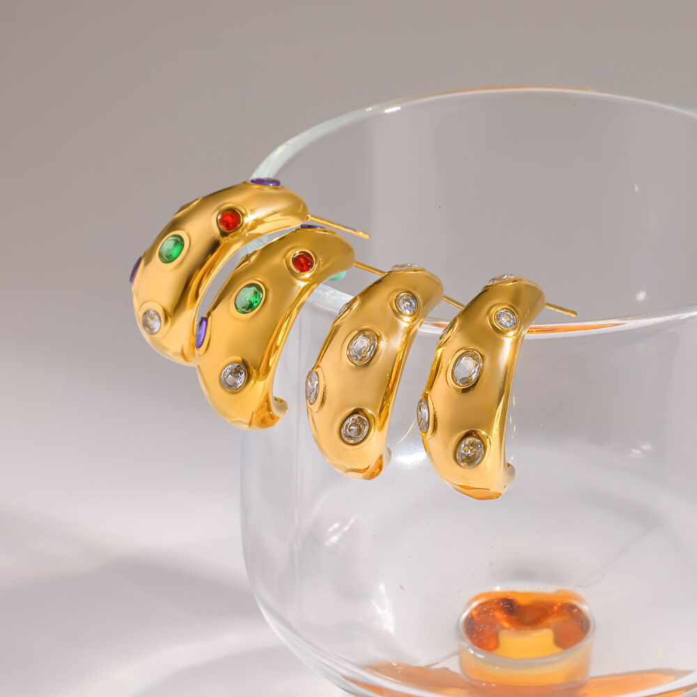 Pendientes sencillos de acero inoxidable con forma de C, resistentes al agua y con diamantes de imitación color dorado para mujer.
