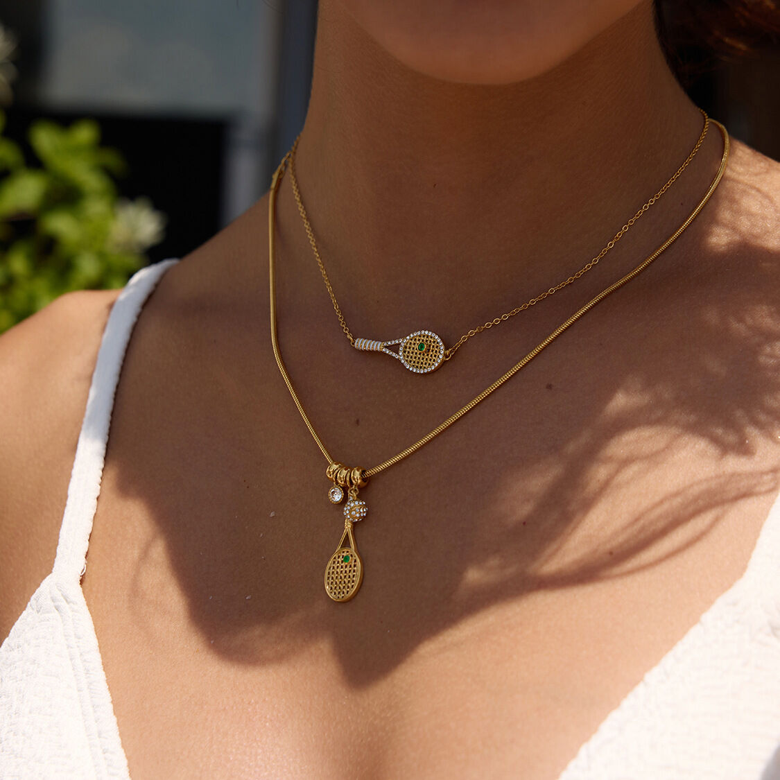 Collar con colgante para mujer con forma de raqueta de tenis, de acero inoxidable, resistente al agua y de color dorado con circonitas. 2