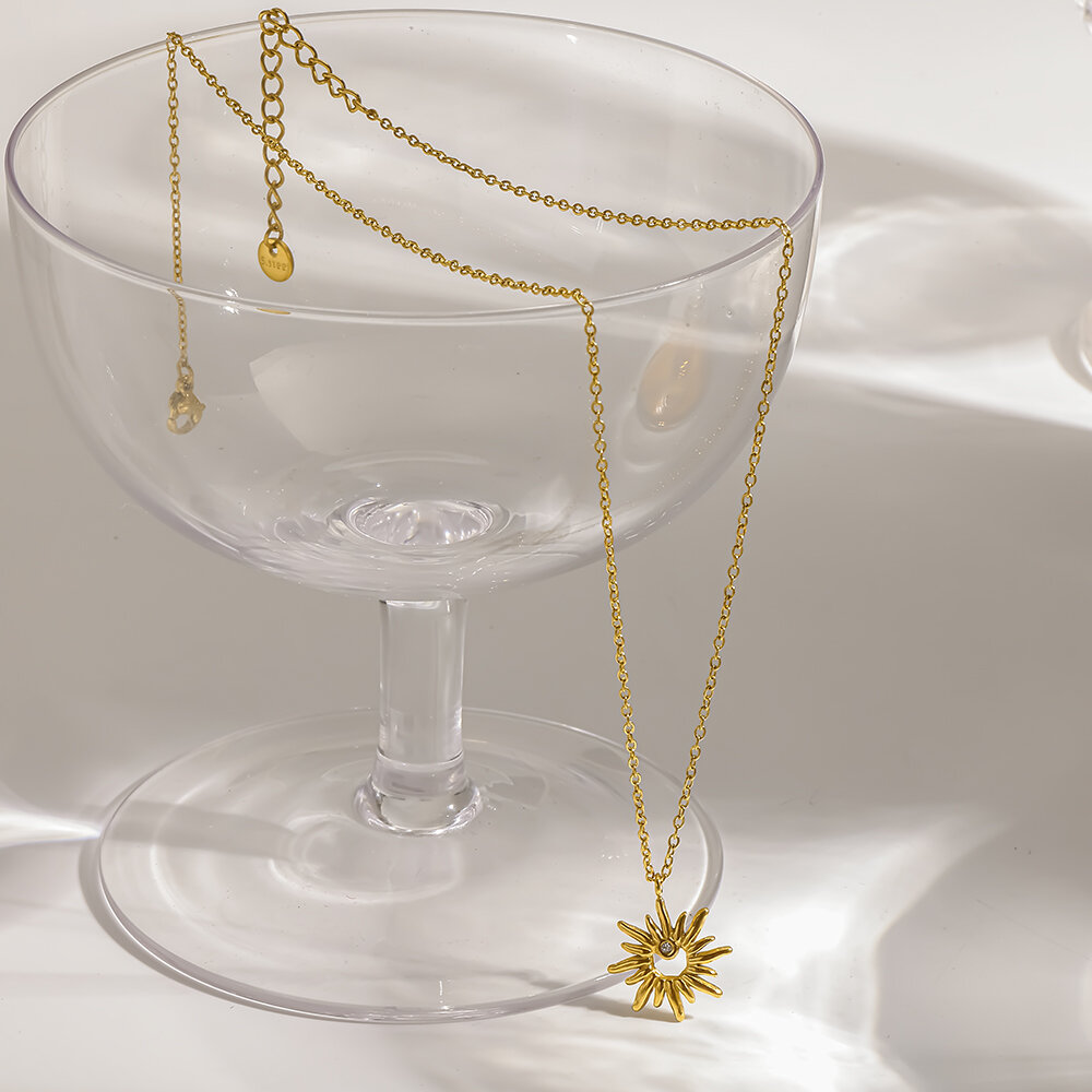 Einfache, wasserdichte Damen-Halskette mit Sternanhänger aus Edelstahl in Goldfarbe und Strass h5Bild2