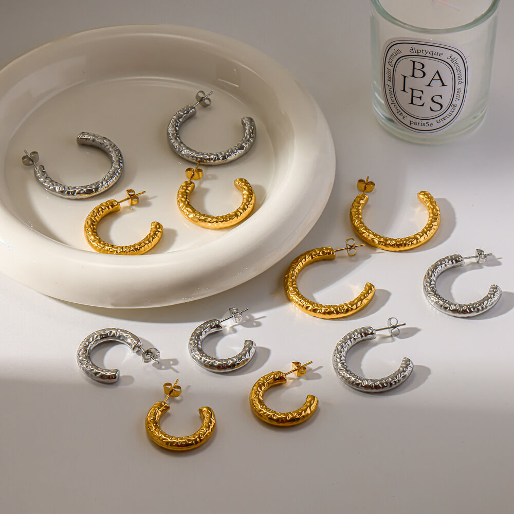 Orecchini a perno da donna a forma di C, impermeabili, in acciaio inossidabile color oro, per uso quotidiano.
