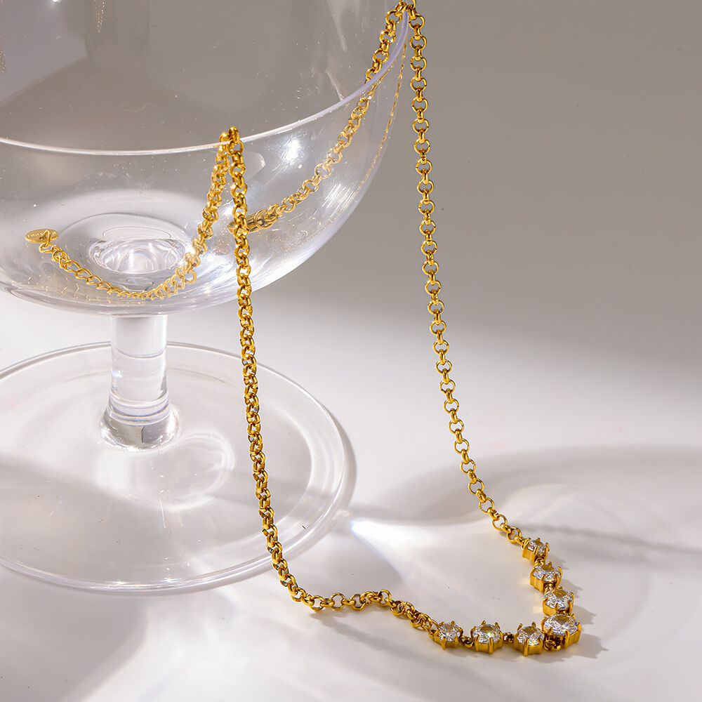 Luxuriöse, elegante, geometrische Halskette aus wasserdichtem Edelstahl in Goldfarbe mit Zirkonia-Besatz für Damen h5Bild4