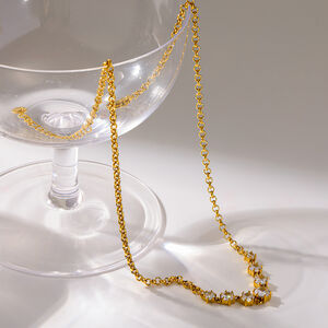 Luxuriöse, elegante, geometrische Halskette aus wasserdichtem Edelstahl in Goldfarbe mit Zirkonia-Besatz für Damen h5 Bild4