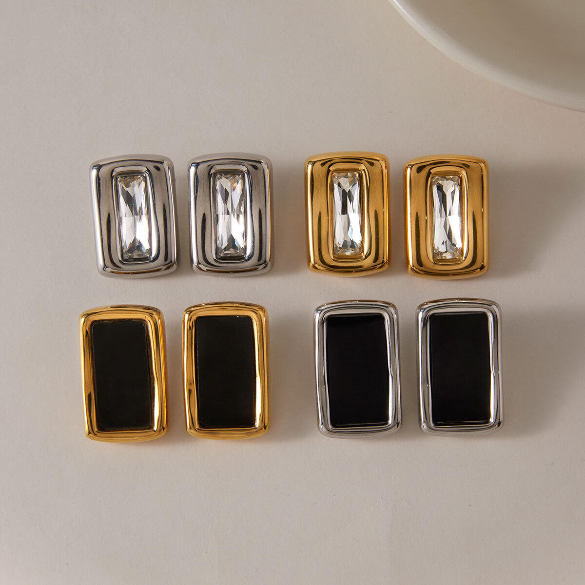 Boucles d'oreilles puces rectangulaires simples en acier inoxydable étanche couleur or avec zircon pour femmes