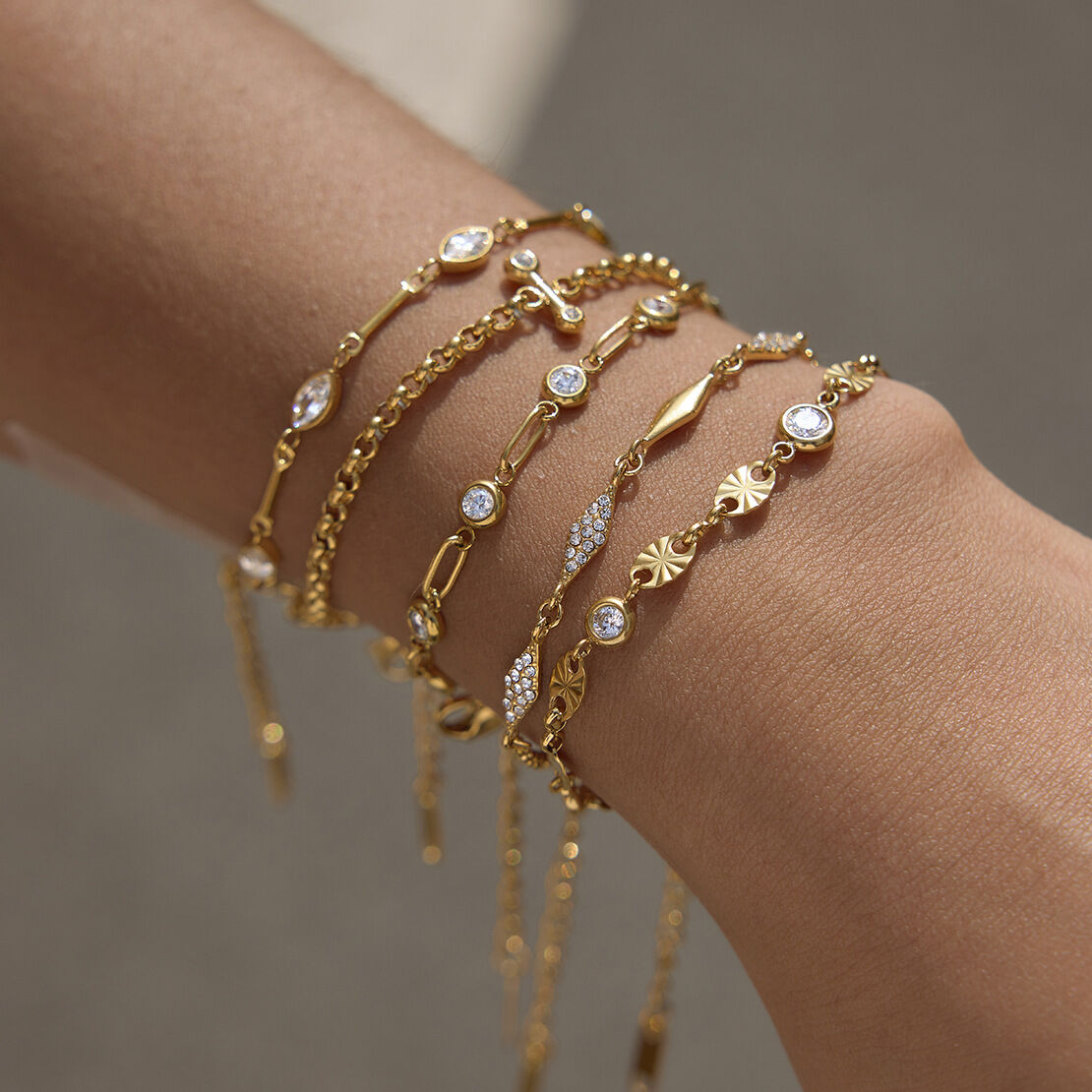 Pulseras de cadena sencillas de acero inoxidable con circonitas color oro, resistentes al agua y con diseño circular para mujer.