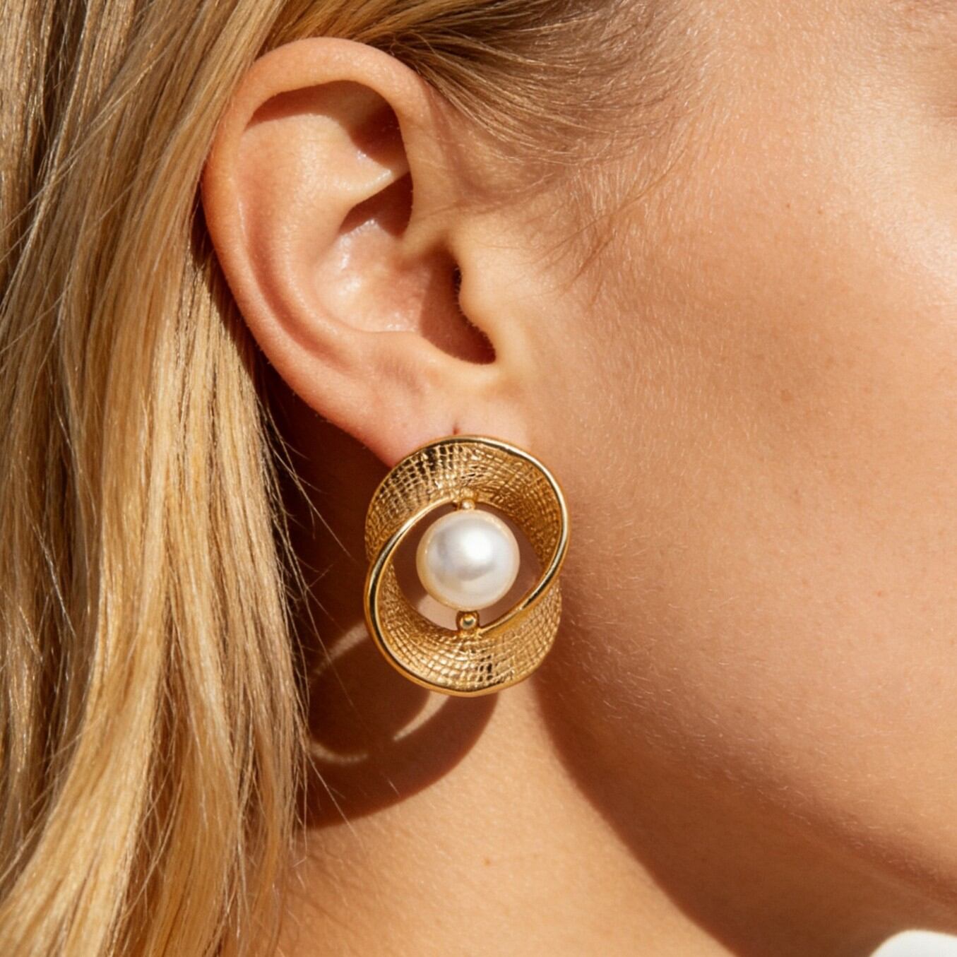 Eleganti orecchini a perno da donna in acciaio inossidabile, impermeabili, color oro, con strass e perle, dalla forma irregolare. 2