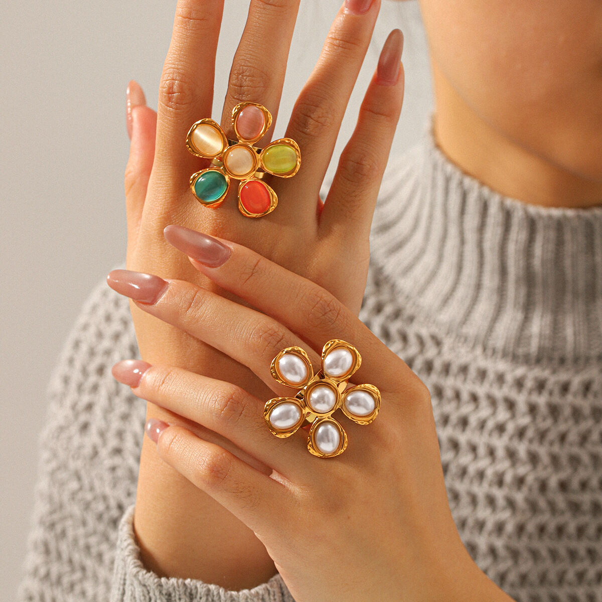 Anello da donna Daily Flower in acciaio inossidabile impermeabile color oro con perla naturale.