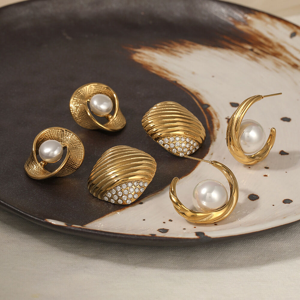 Eleganti orecchini a perno da donna in acciaio inossidabile, impermeabili, color oro, con strass e perle, dalla forma irregolare.
