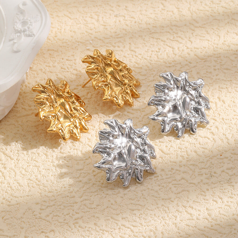 Luxuriöse Retro-Ohrstecker mit unregelmäßiger Blumenform, aus wasserfestem Edelstahl in Goldfarbe für Damen. Bild2