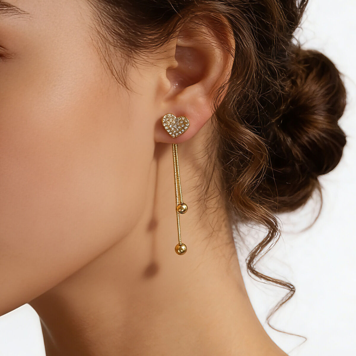 Pendientes colgantes de mujer con forma de corazón, de acero inoxidable, impermeables y con pedrería dorada.