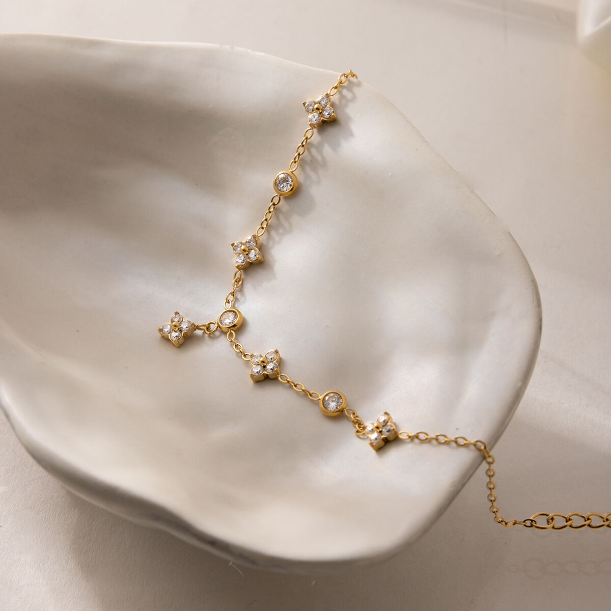 Elegante Damenhandkette aus Edelstahl mit Kleeblattmotiv, wasserdicht, goldfarben, mit Zirkonia. h5 Bild3