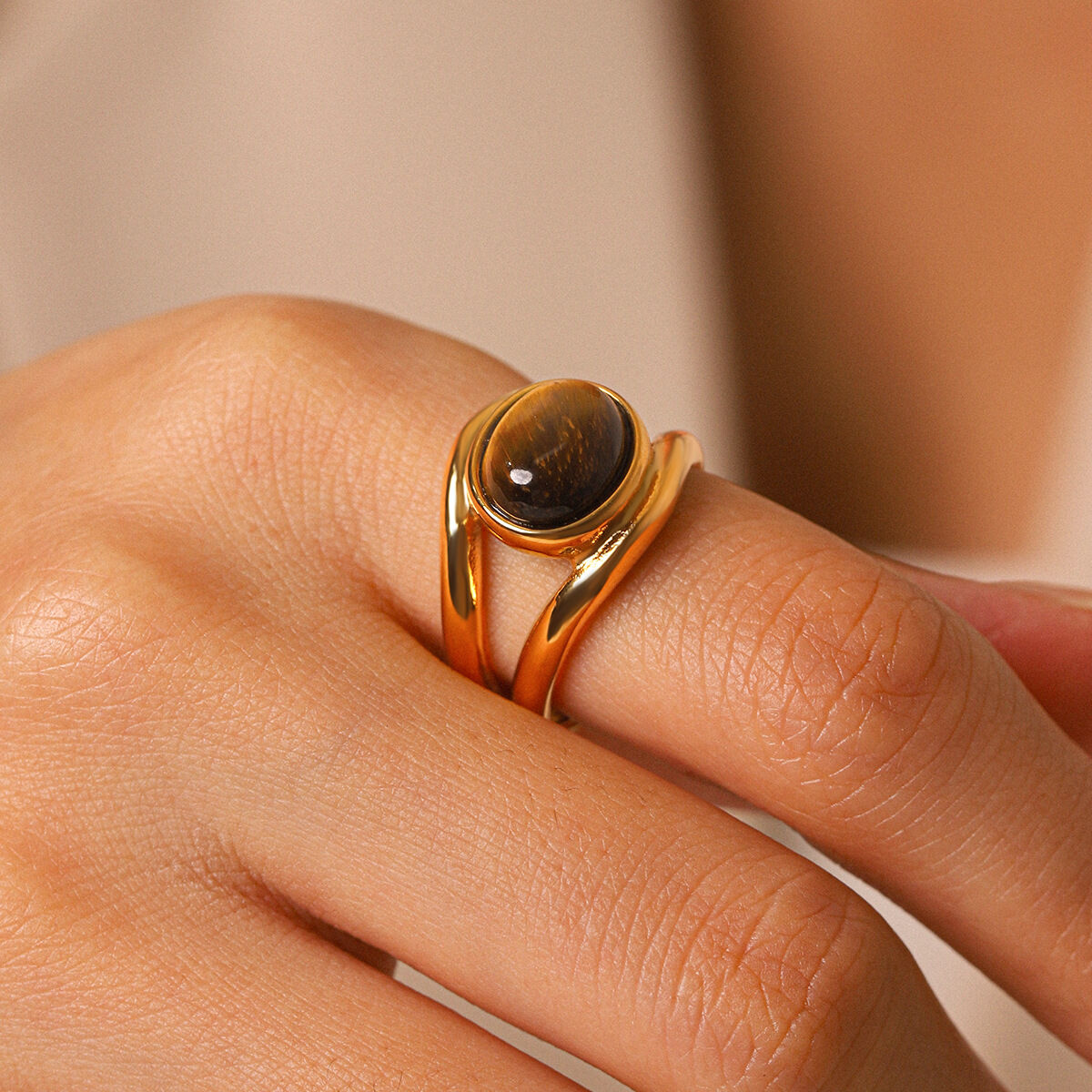 Anelli da donna Simple Series Daily Circle in acciaio inossidabile impermeabile color oro con pietre naturali.