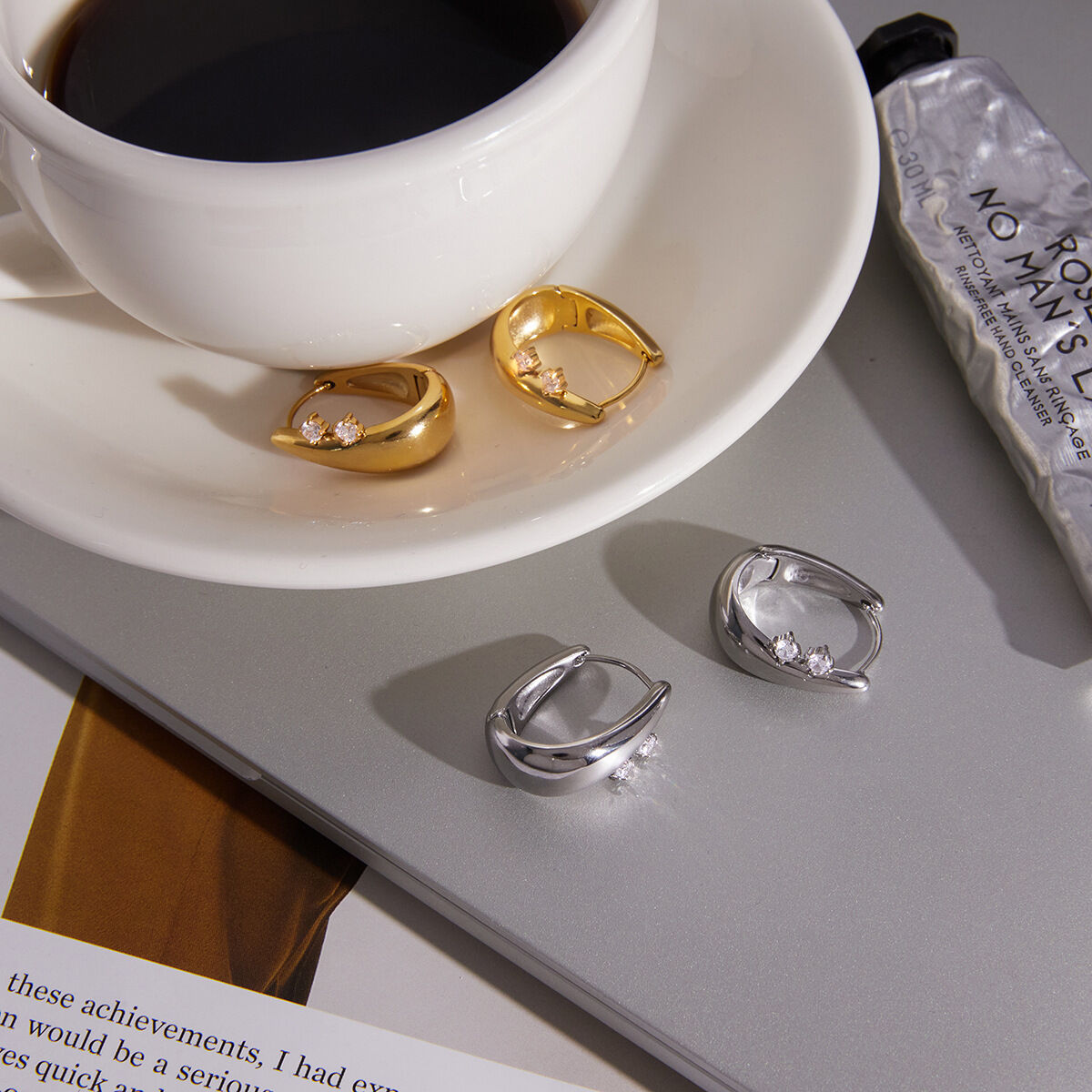Schlichte, ellipsenförmige, wasserdichte Damen-Creolen aus Edelstahl in Goldfarbe mit Zirkonia Bild4