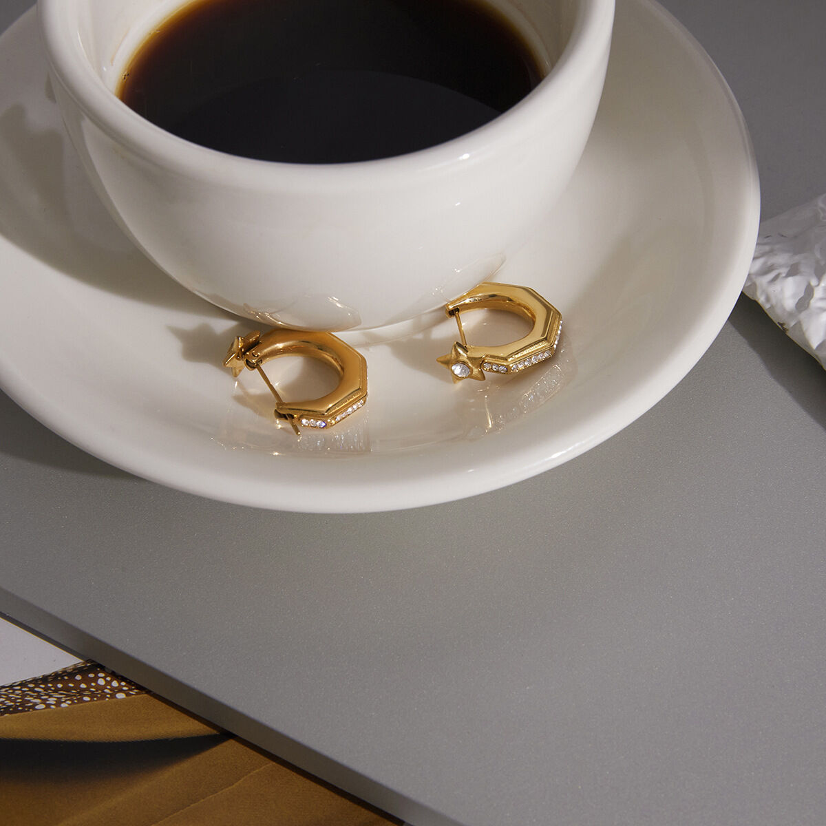Sternförmige, wasserdichte Edelstahl-Ohrringe in Goldfarbe mit Zirkonia für Damen Bild4