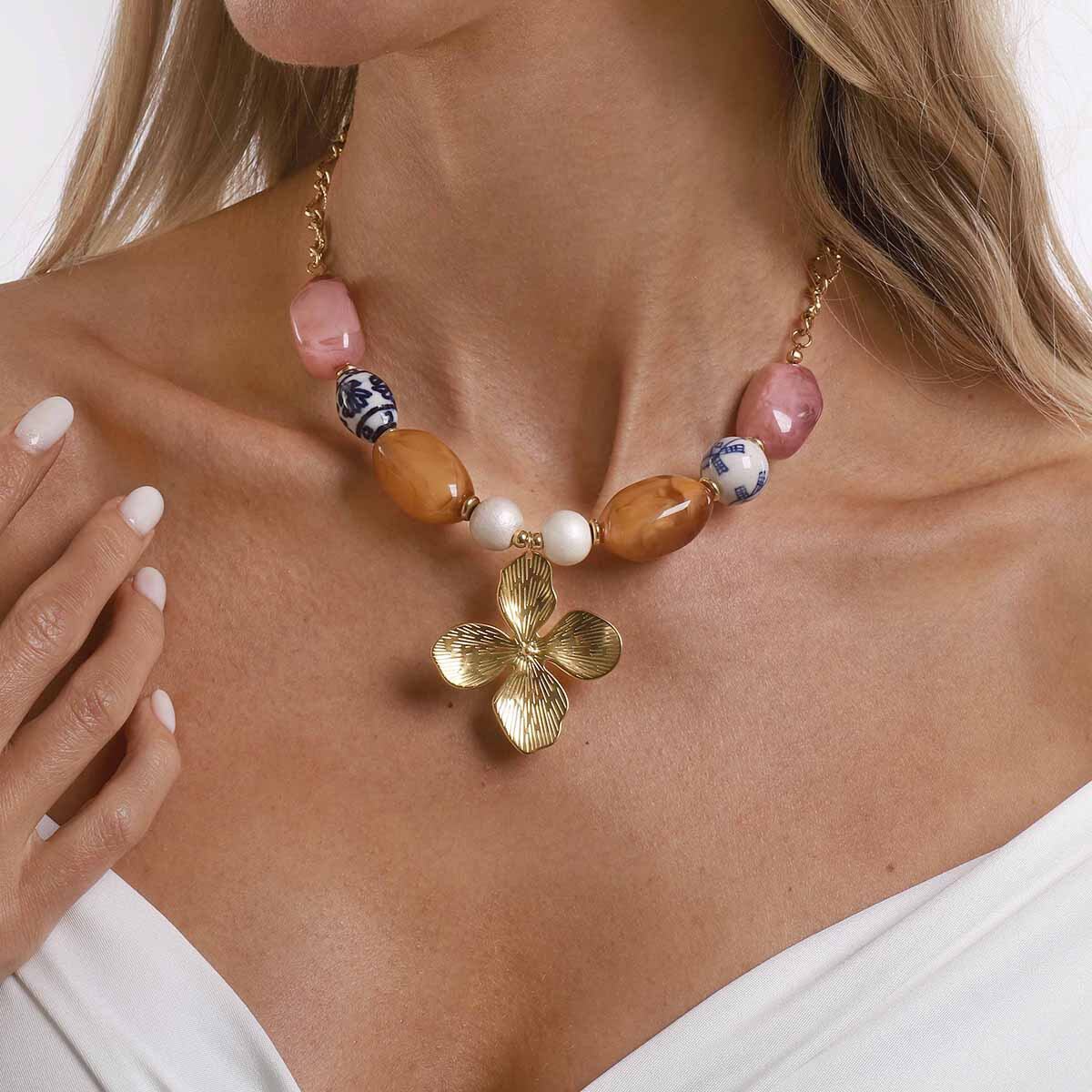 Collana da donna in acrilico color oro, impermeabile, con perline a forma di cuore, fiore e sole in stile retrò, realizzata in acciaio inossidabile. 2