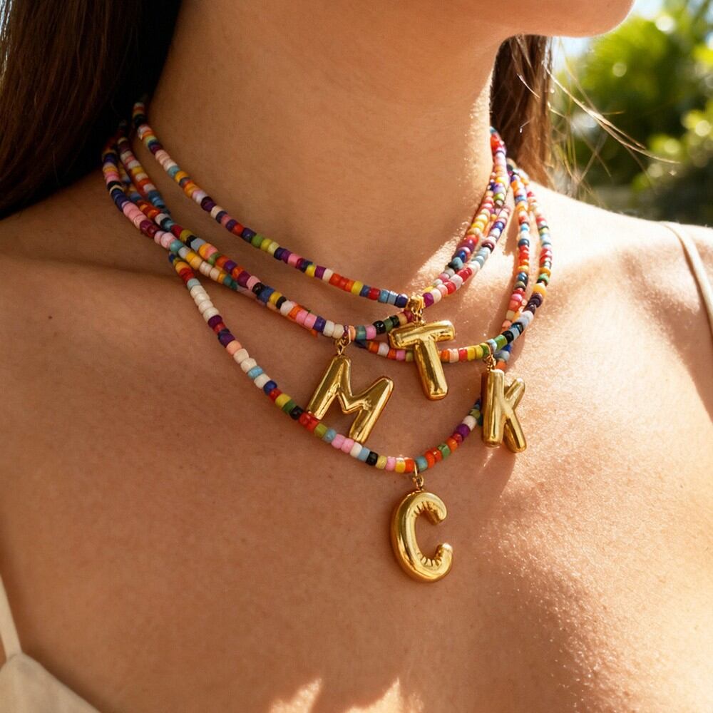 Collares informales de acero inoxidable con letras y cuentas para mujer.
