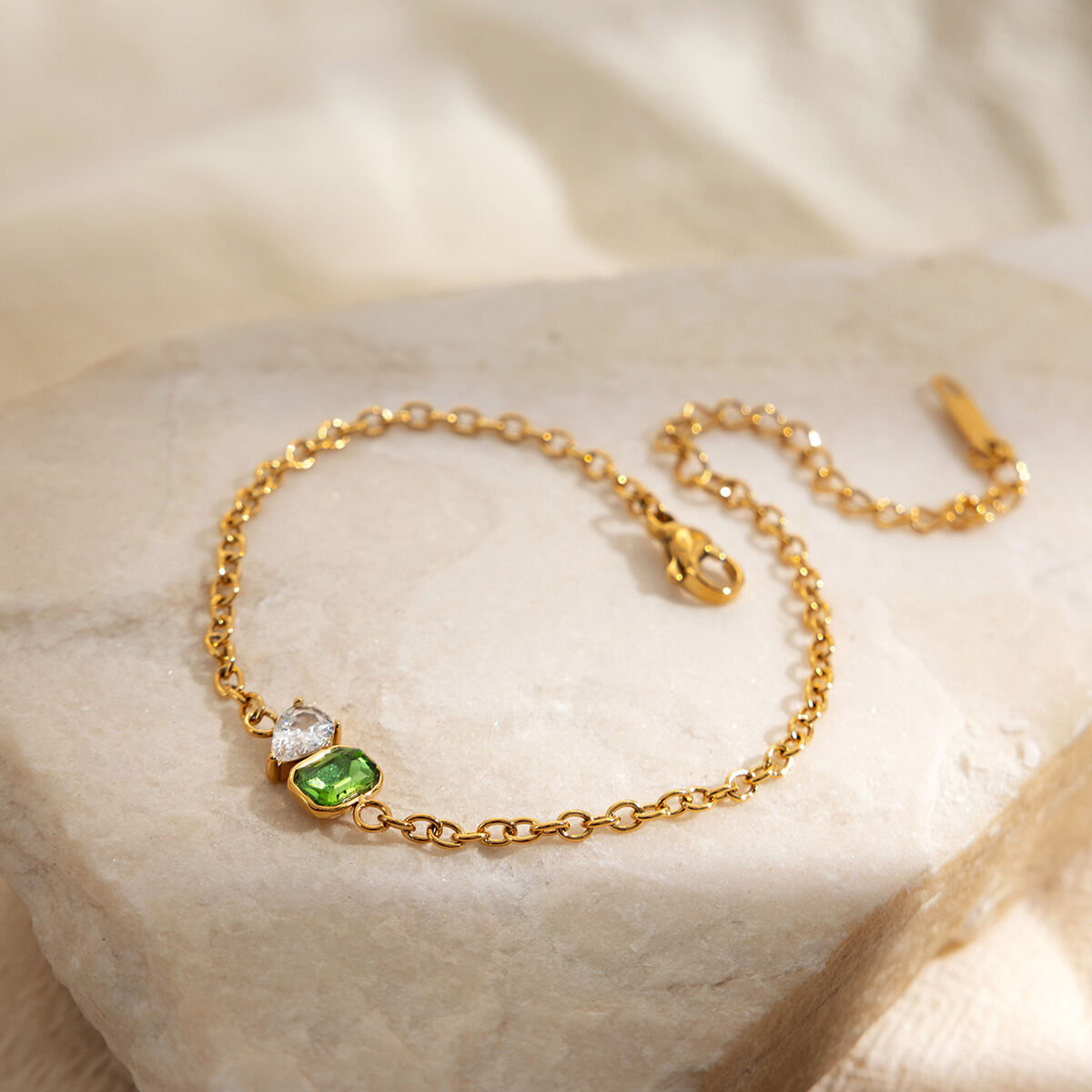 Einfaches rechteckiges, wasserdichtes Damen-Charm-Armband aus Edelstahl in Goldfarbe mit Zirkonia Bild5