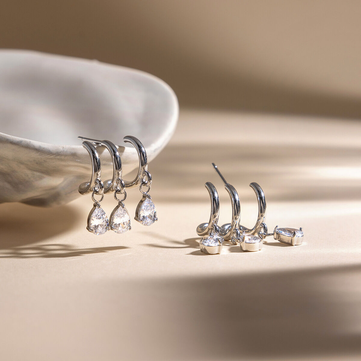 Luxuriöse, elegante Tropfenohrringe aus Edelstahl, wasserdicht, goldfarben, mit Zirkonia besetzt 2