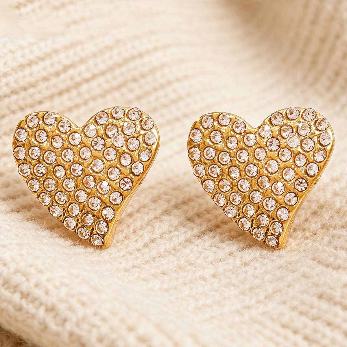 Pendientes de mujer de lujo con forma de corazón, de acero inoxidable, impermeables y con diamantes de imitación color dorado. 2